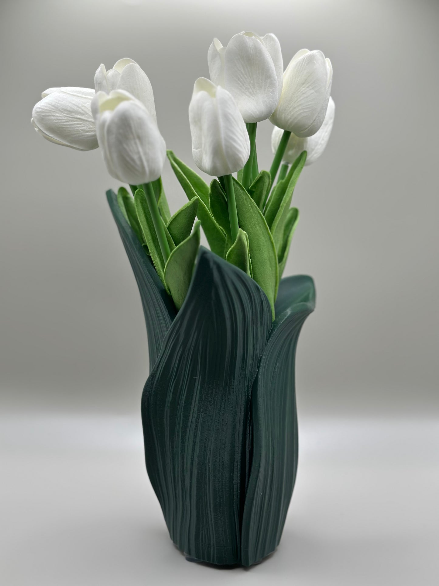 Whispering Leaves Vase – 3D Printed Sculptural Vase with Leaf Flow Design