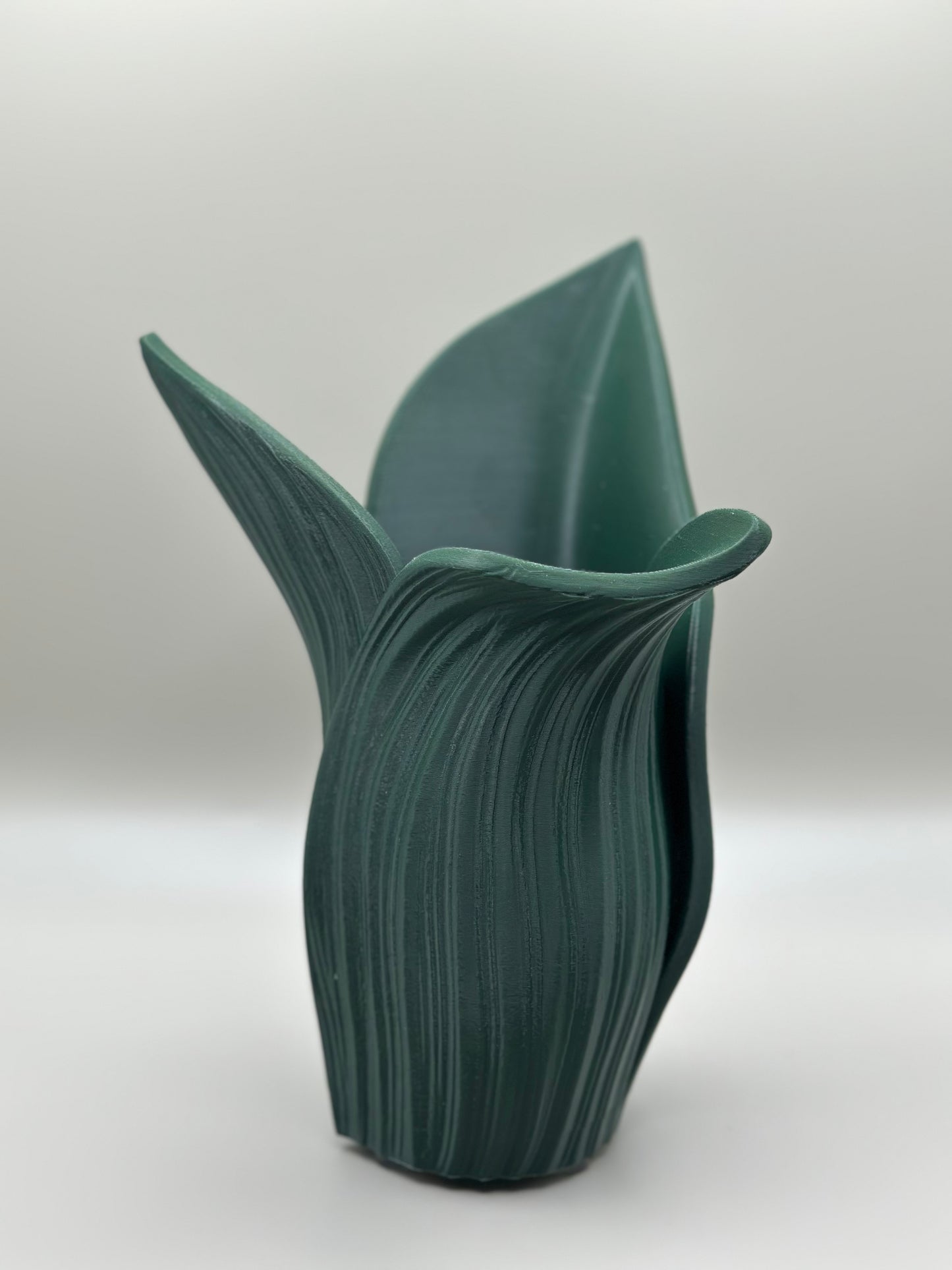 Whispering Leaves Vase – 3D Printed Sculptural Vase with Leaf Flow Design